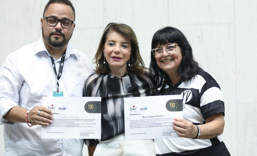 Professora Bebel, ao centro, durante homenagem ao XV de Piracicaba