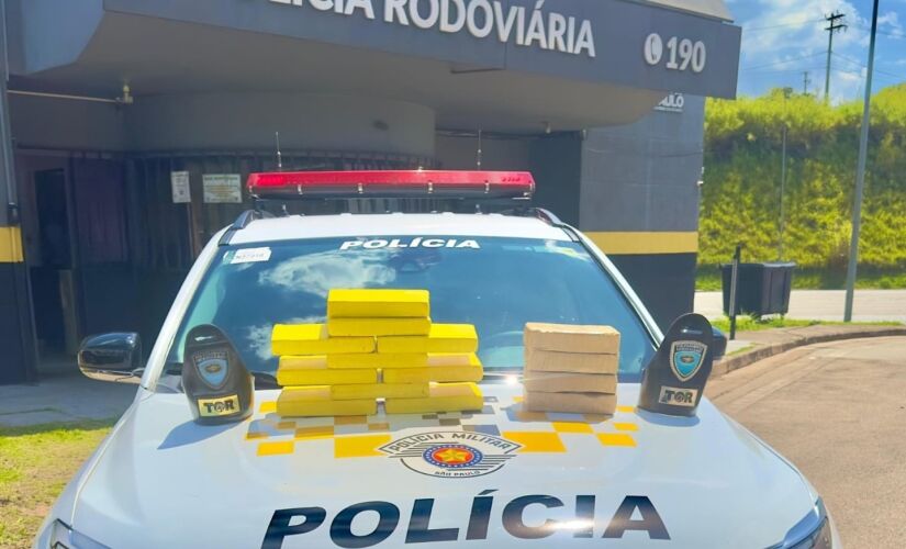 Foram apreendidos 10 tabletes de cocaína e 4 de pasta-base, totalizando 14,6 kg de entorpecentes