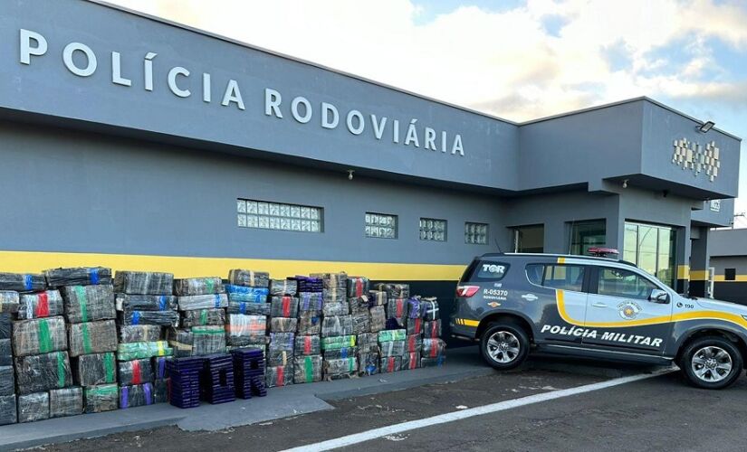 Dentro dos carros foram encontrados 78 fardos e 151 tijolos de maconha, totalizando 1.959 quilos. Com eles, também foi apreendido um celular