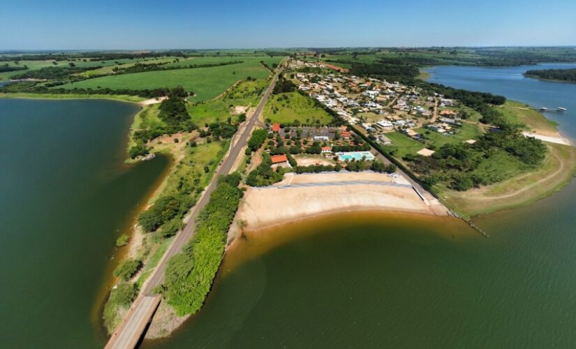 Praias de água doce oferecem estrutura suficiente para quem quer aproveitar as águas de um rio em meio a bonitos cenários para se refrescar, com tranquilidade e com belo verde ao redor