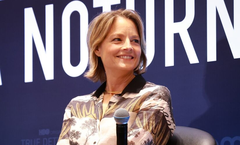 Simpática e com um estilo hippie, Jodie Foster fez questão de não apenas responder às perguntas em um estilo brincalhão