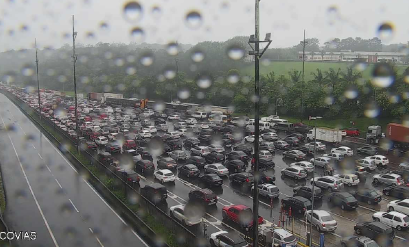 Contagem regressiva para o Réveillon, as rodovias do Litoral de São Paulo se encontram com 32 km de congestionamento