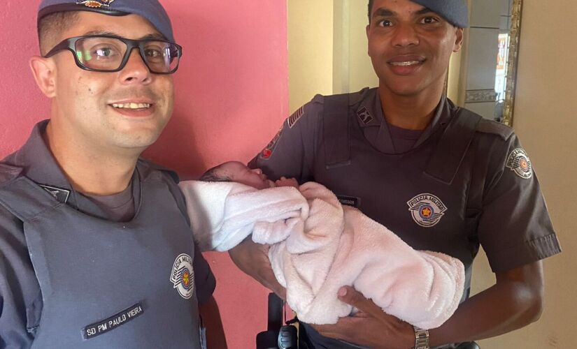 Os dois policiais, Deymisson e Paulo Vieira, realizaram o parto na manhã de Natal em Bragança Paulista