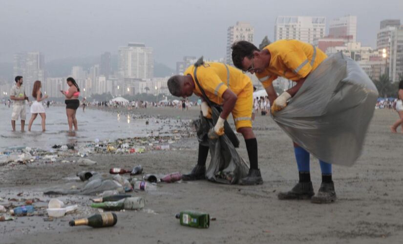 Praias de Santos e Região costumam amanhecer cobertas de lixo durante as primeiras horas do ano novo 