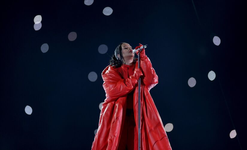 Rihanna durante apresentação no Super Bowl de 2023; artista é uma das mais respeitadas no mundo da música 