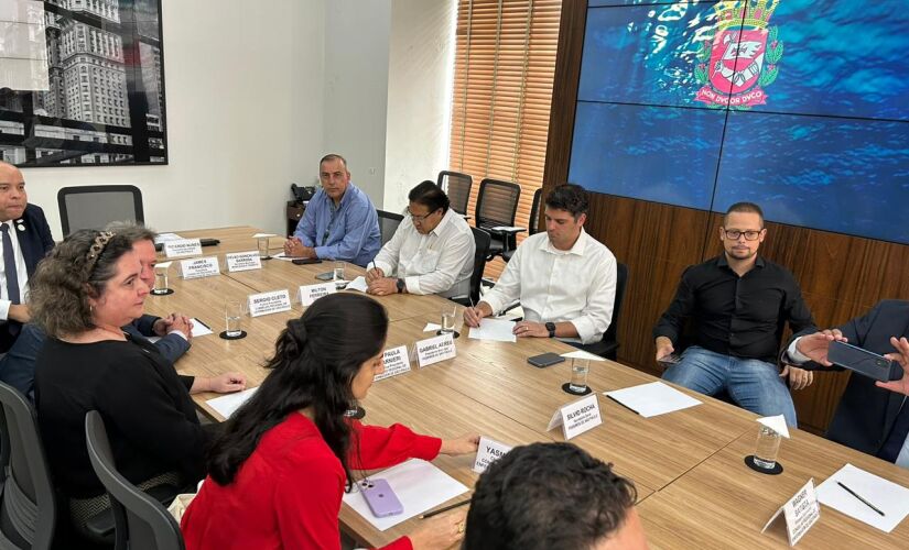 Dr. Milton Ferreira e Gabriel Abreu (ambos de camisa clara), durante a reunião com o prefeito Ricardo Nunes