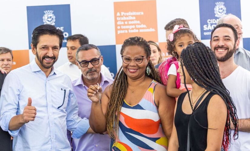 O prefeito Ricardo Nunes durante entrega de conjunto habitacional onde ficava a favela Funchal