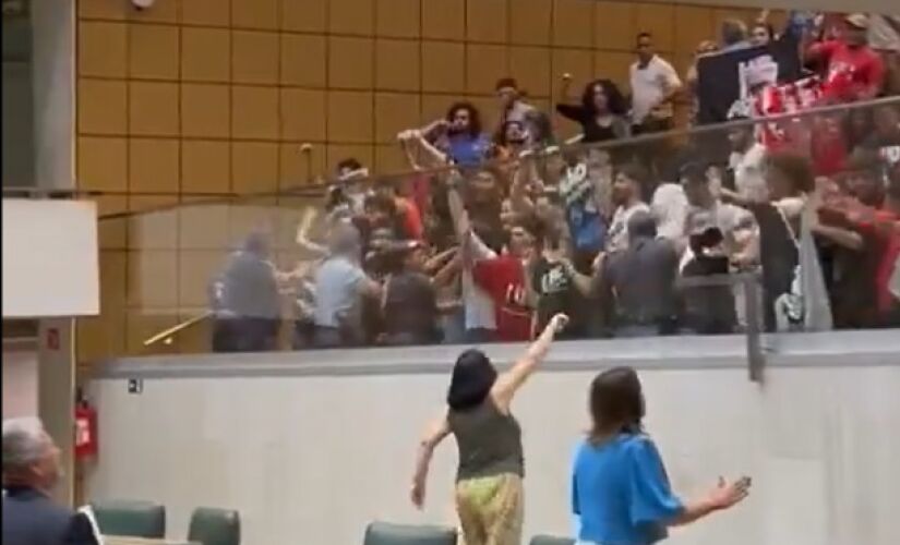 Momento em que manifestantes tentaram invadir o plenário da Alesp