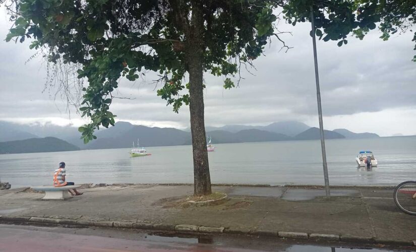 Praia de Itaguá, na região central de Ubatuba, segue imprópria para banho