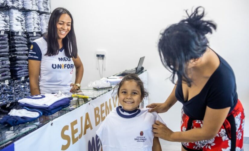Ricardo Nunes anunciou, nesta segunda-feira (4), a antecipação de crédito para que os responsáveis pelos estudantes matriculados na Rede Municipal façam suas compras de material e uniforme escolar