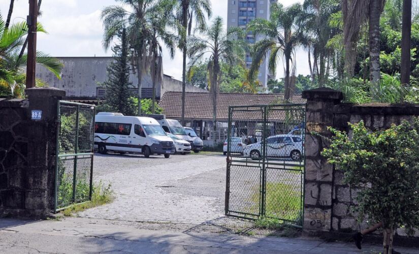 Um dos terrenos da Macuco já vem sendo ocupado pela Prefeitura de Santos como estacionamento de veículos da frota municipal