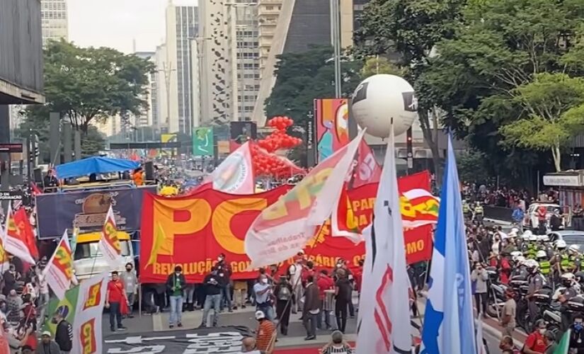 Há um estigma contra comunistas, que são responsabilizados pelo incentivo da luta de classes e o que mais a elite brasileira teme: uma reforma agrária com expropriação das terras sem qualquer tipo de indenização