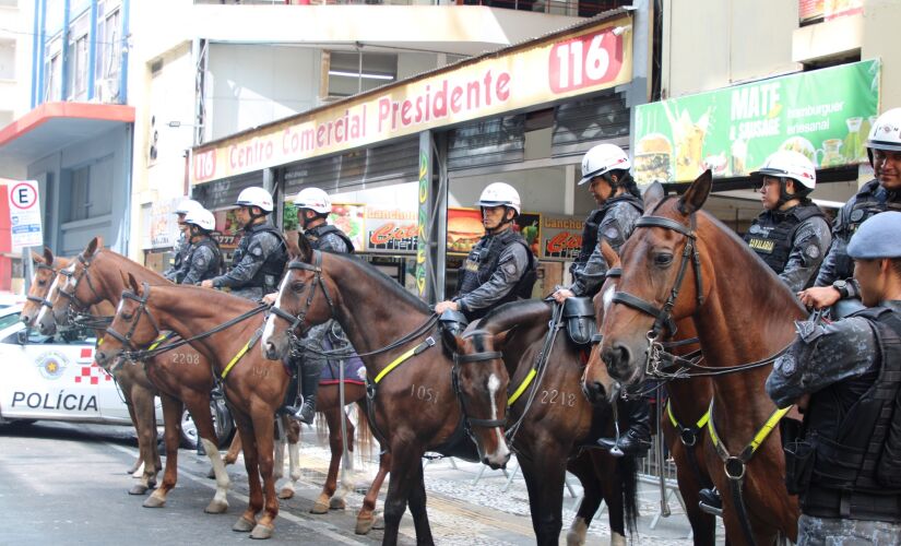 PMs do Regimento de Polícia Montada (RPMon) Nove de Julho realizavam patrulhamento na rua da Cantareira quando viram um homem em atitude suspeita e o abordaram