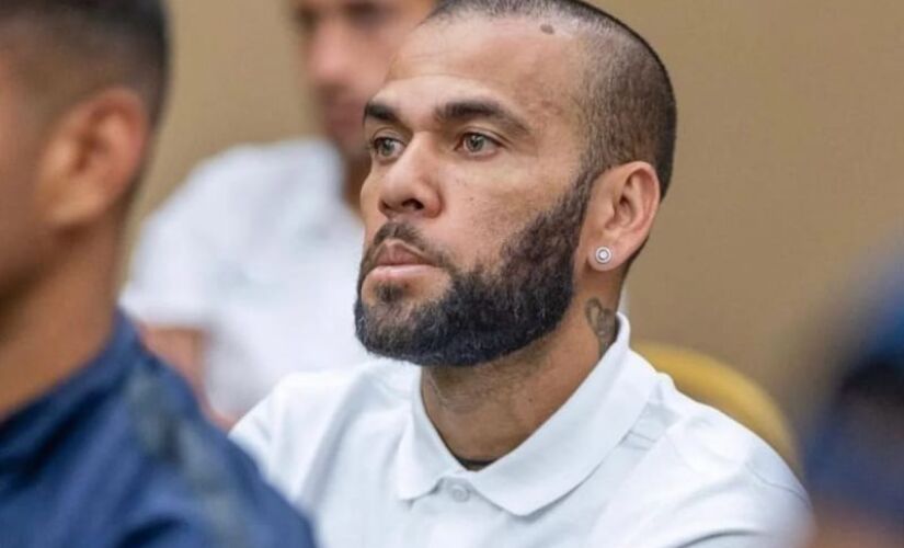 O ex-jogador Daniel Alves, 40 anos, foi condenado a quatro anos e seis meses de prisão