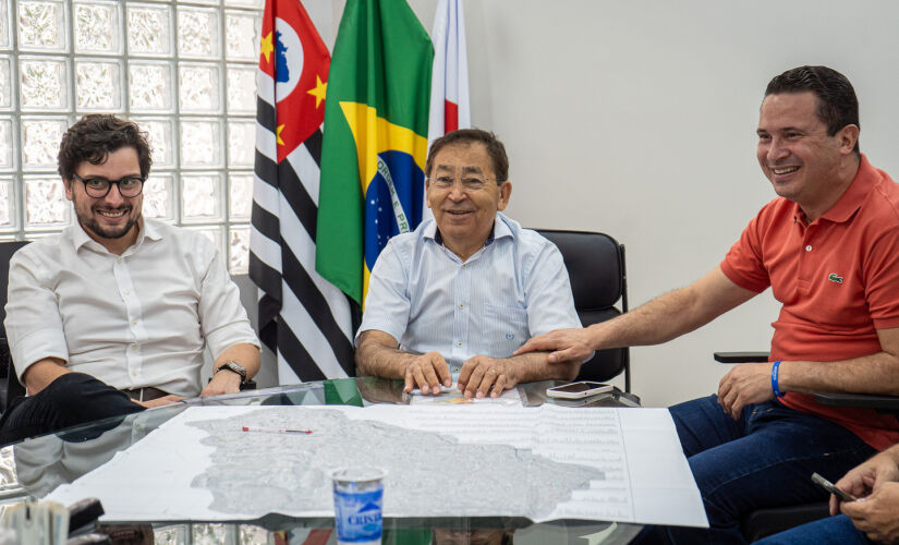  Prefeito Aprígio, Deputado Estadual Dr. Eduardo Nóbrega e André Isper Barnabé durante reunião sobre projeto executivo de  expansão da Linha 4-Amerela do Metrô até Taboão da Serra