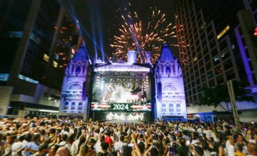 Montado perto da esquina da avenida com a rua da Consolação, na região central da cidade, o palco também teve apresentações de Cláudia Leitte, do Baile do Simonal, com diversos músicos, e da Mocidade Alegre