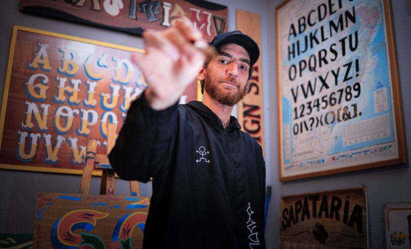 O artista visual Filipe Grimaldi durante entrevista à Gazeta