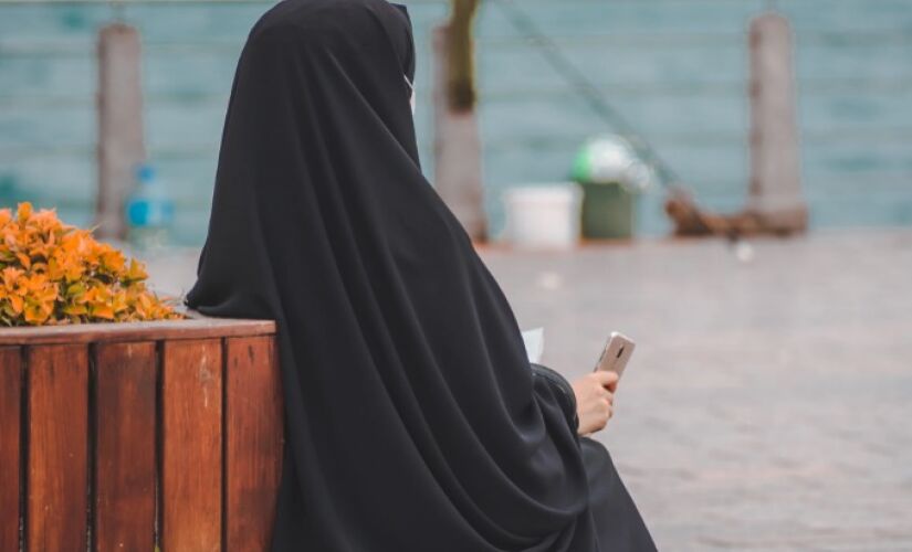 Só a ignorância é capaze de impedir as mudanças, sejam elas estruturais ou comportamentais como a de permitir que as mulheres iranianas decidam se devem ou não andar cobertas por um véu