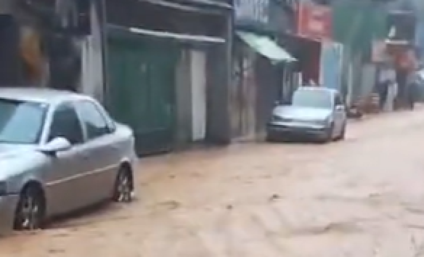 Chuvas de forte intensidade atingiram o litoral de São Paulo desde a noite desta quarta-feira (24) causaram danos em diferentes cidades, como em São Sebastião