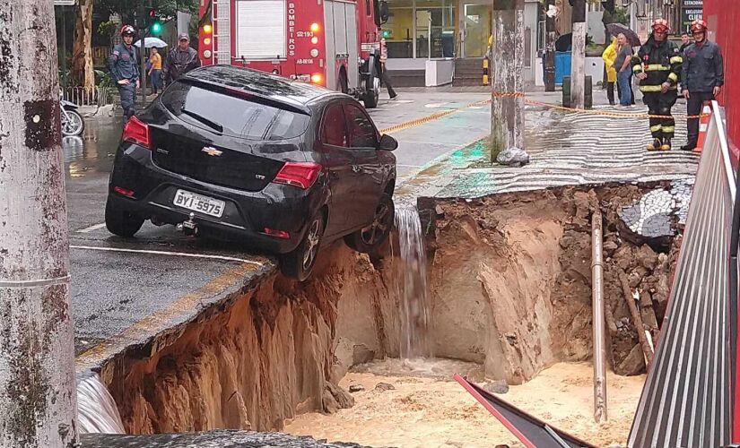 Tempestade atinge a Baixada Santista e faz cratera se abrir em Santos