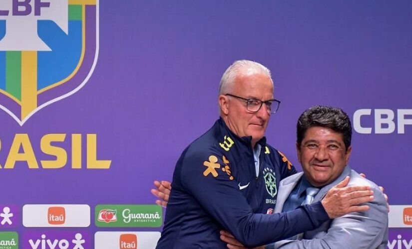 Dorival é apresentado pelo presidente da CBF, Ednaldo Rodrigues