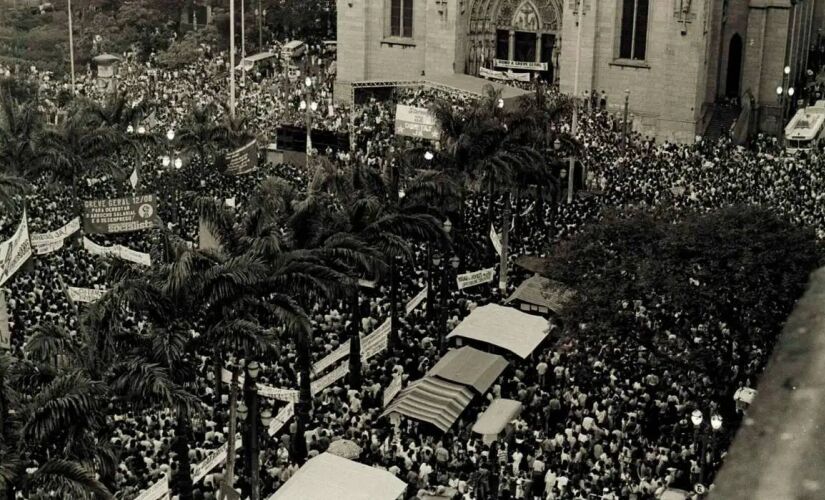 Mais de 300 mil pessoas estiveram no comício pelo voto direto para presidente da República na Praça da Sé