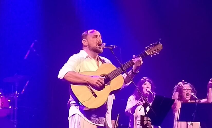 Douglas Germano durante a apresentação de Escumalha, no Sesc Consolação