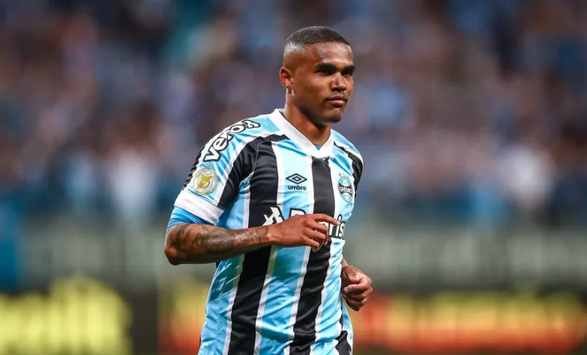 Douglas Costa encaminhou acerto para jogar no Fluminense