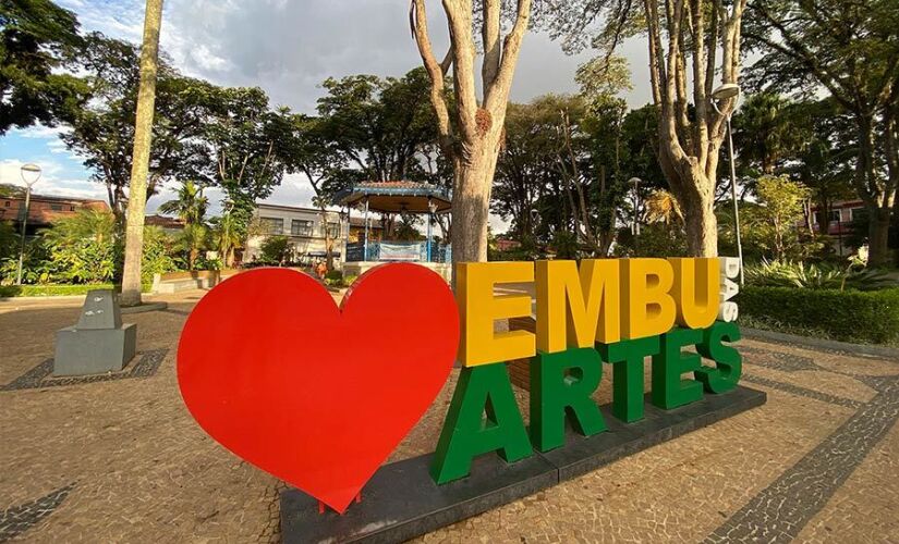 A comunidade artística de Embu das Artes enfrenta um período de incerteza e frustração devido ao atraso no pagamento dos recursos da Lei Paulo Gustavo