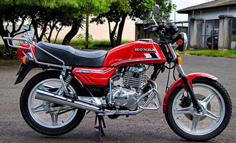 A CB400 era produzida na Zona Franca de Manaus e equipada com um motor de 40 cavalos de potência e 3,2 kgfm de torque 