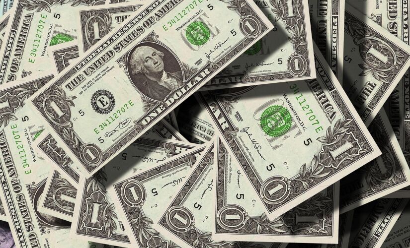 Às 9h30, o dólar caía 0,29%, cotado a R$ 4,915