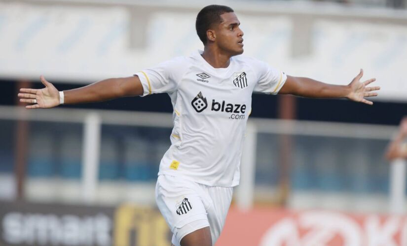 Nos minutos finais do primeiro tempo, o Peixinho abriu o placar com bonito gol de Enzo Monteiro de cabeça