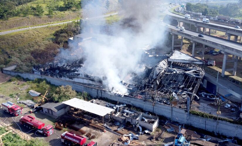 Rescaldo do incêndio em empresa de produtos químicos em Embu das Artes, na Grande São Paulo