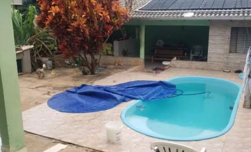 A corporação informou que os pais usavam uma lona para evitar a exposição da piscina, entretanto, a mesma não conseguiu impedir a queda da bebê, que acabou se enrolando e afundando junto com a lona.