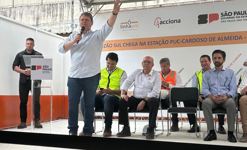 O governador Tarcísio de Freitas durante evento de chegada do tatuzão à estação PUC-Cardoso de Almeida do Metrô