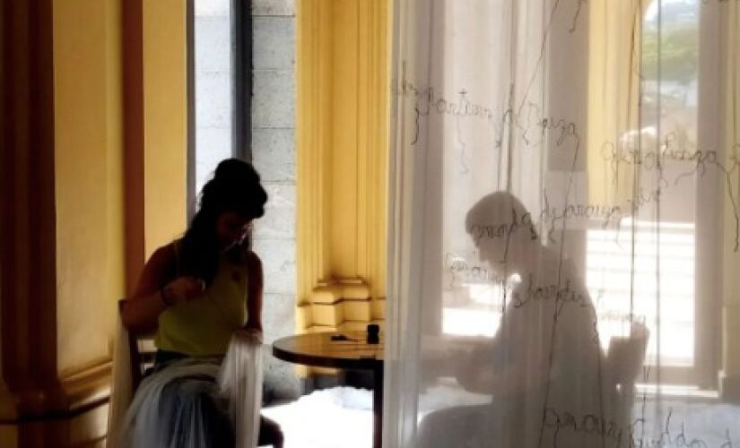Exposição é composta por trabalhos de dez artistas visuais mulheres que tratam do tema mineração e seus impactos na sociedade e meio ambiente.