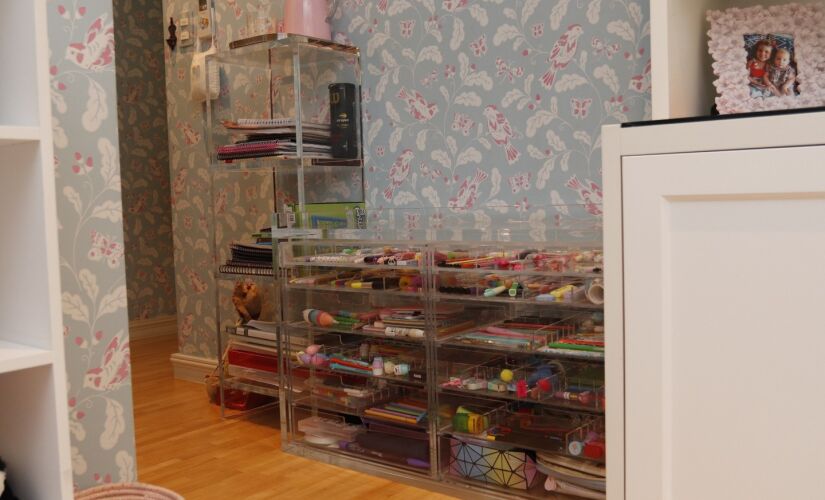Gaveteiros e Organizadores em Acrílicos, aplicados em Quarto Infantil, para fins de Estudo, organização de itens de Papelaria e Craft, em harmonia com o papel de parede.
