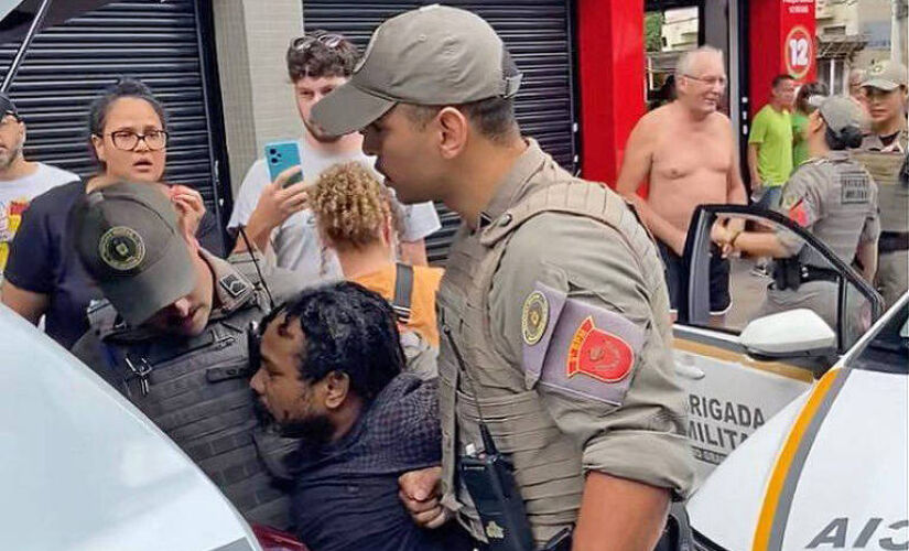 O motoboy Everton da Silva foi levado para a delegacia no porta-malas da viatura, enquanto o autor do ataque seguiu no banco de trás de outro veículo.