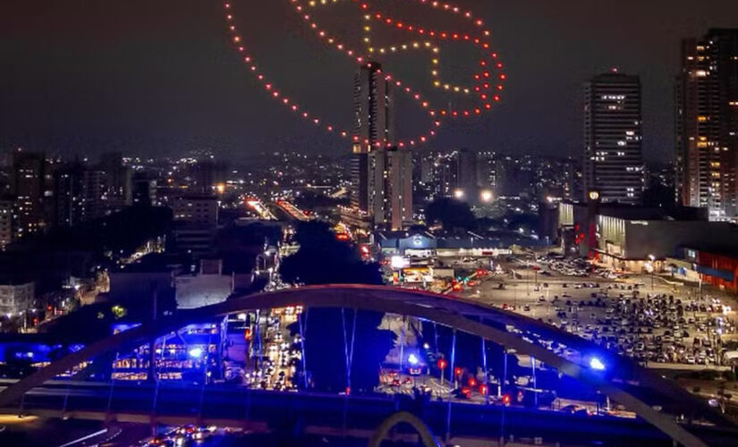 Cachorro-quente gigante formado por drones em Osasco