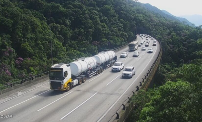 Rodovia Anchieta tem congestionamento nos dois sentidos neste sábado (24)