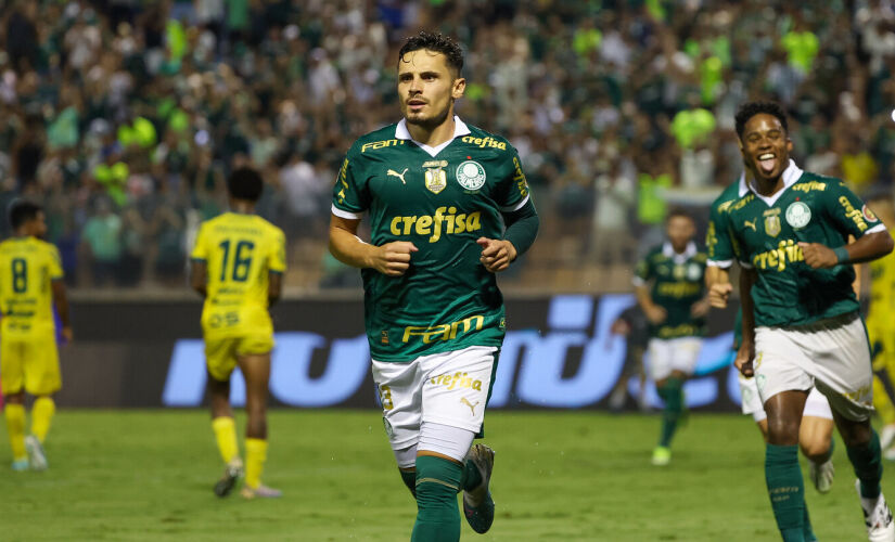 Raphael Veiga marcou um dos gols do Palmeiras em vitória na noite deste sábado na Arena Barueri, na Grande SP