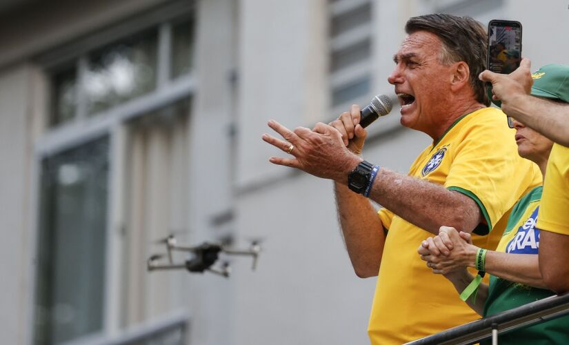 Jair Bolsonaro durante fala em ato na Avenida Paulista na tarde deste domingo (25)