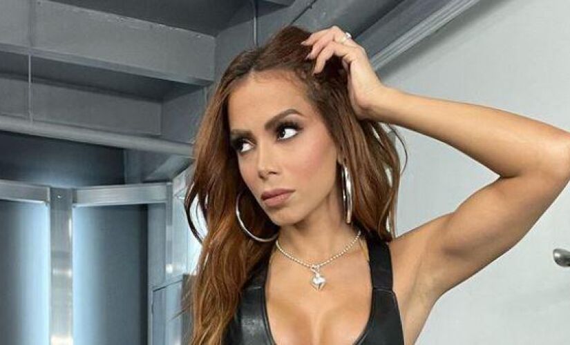 A cantora Anitta respondeu às críticas contra ela no show de 40 anos da Marquês de Sapucaí