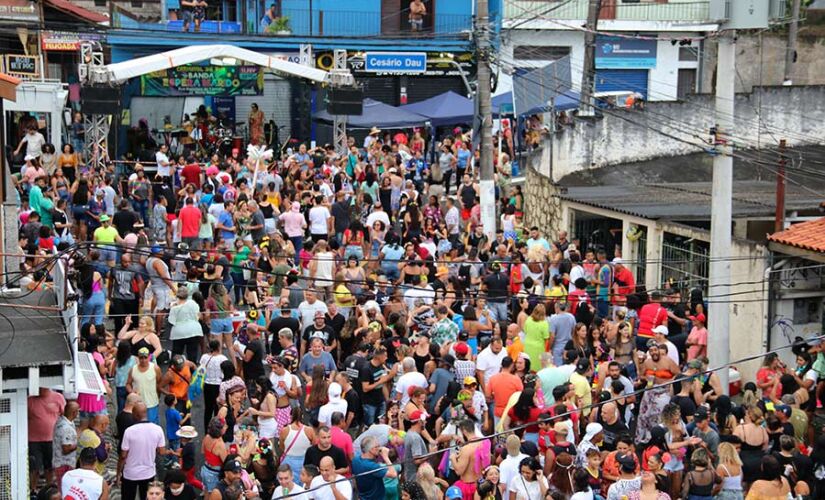 Os abadás da Banda Espera Marido estão sendo trocados por dois quilos de alimentos não perecíveis na Papelaria Alves (menos sal e açúcar) que serão destinados a causas sociais de Taboão da Serra