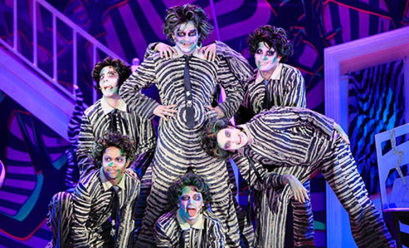 Maior bilheteria teatral em 2023 no Rio de Janeiro, "Beetlejuice, o musical", desembarca em São Paulo