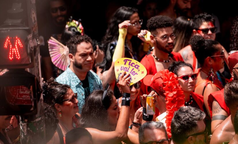 Leque a favor de Boulos visto em blocos de Carnaval de São Paulo