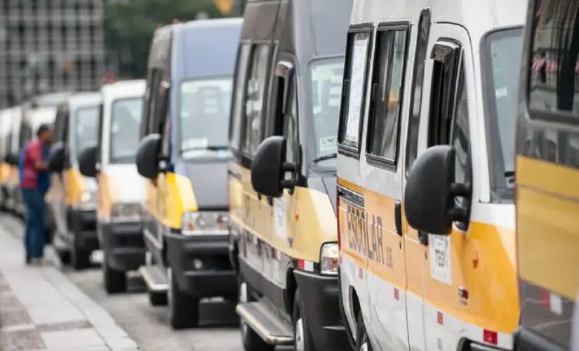 Os pais devem antes de contratar um serviço de transporte para os menores verificar se há a regularidade do veículo e do motorista