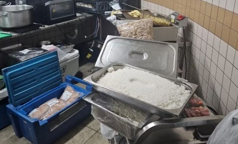 Buffet improvisou cozinha em banheiro de camarote no Rio de Janeiro 