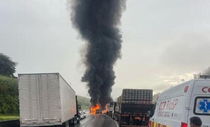 Carreta tombou, pegou fogo e interditou a rodovia Presidente Dutra