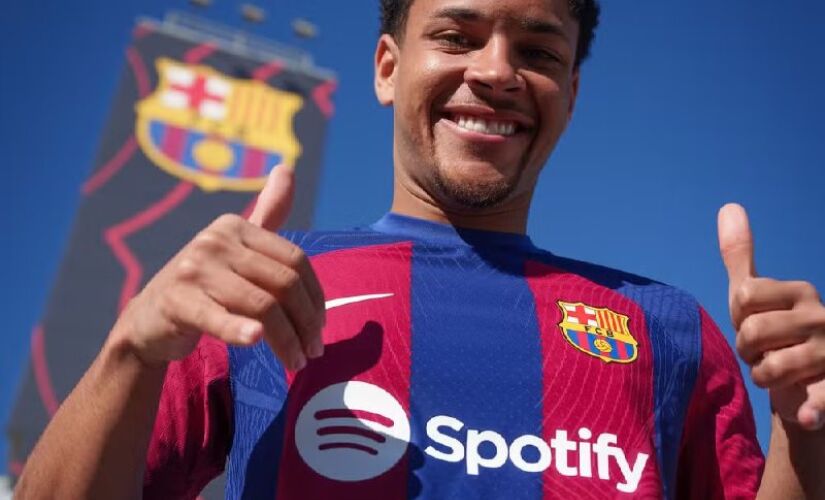 O jogador mais caro da janela foi Vitor Roque, que saiu do Athletico-PR para o Barcelona por 26,4 milhões de libras esterlinas -cerca de R$163 mi- incluindo metas futuras